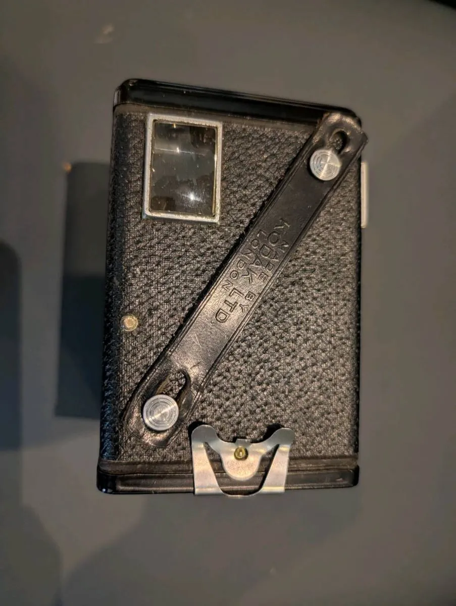 Vintage Kodak Six-20 'Brownie' E Box Camera – Art - Image 3