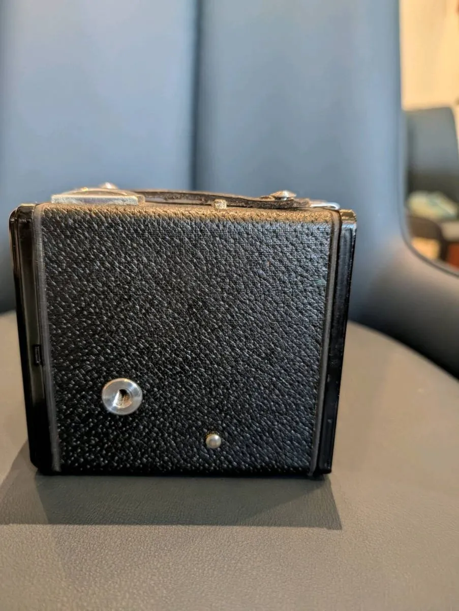 Vintage Kodak Six-20 'Brownie' E Box Camera – Art - Image 4