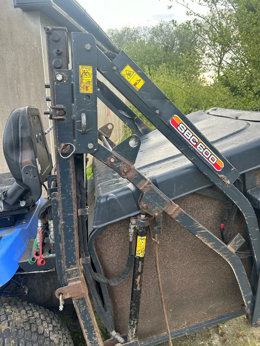 Iseki High Dump Ride on Diesel Mower - Image 2