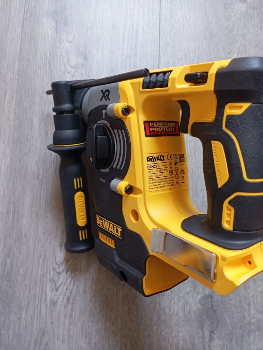 DeWalt dch273 SDS Masonry Drill - Image 4