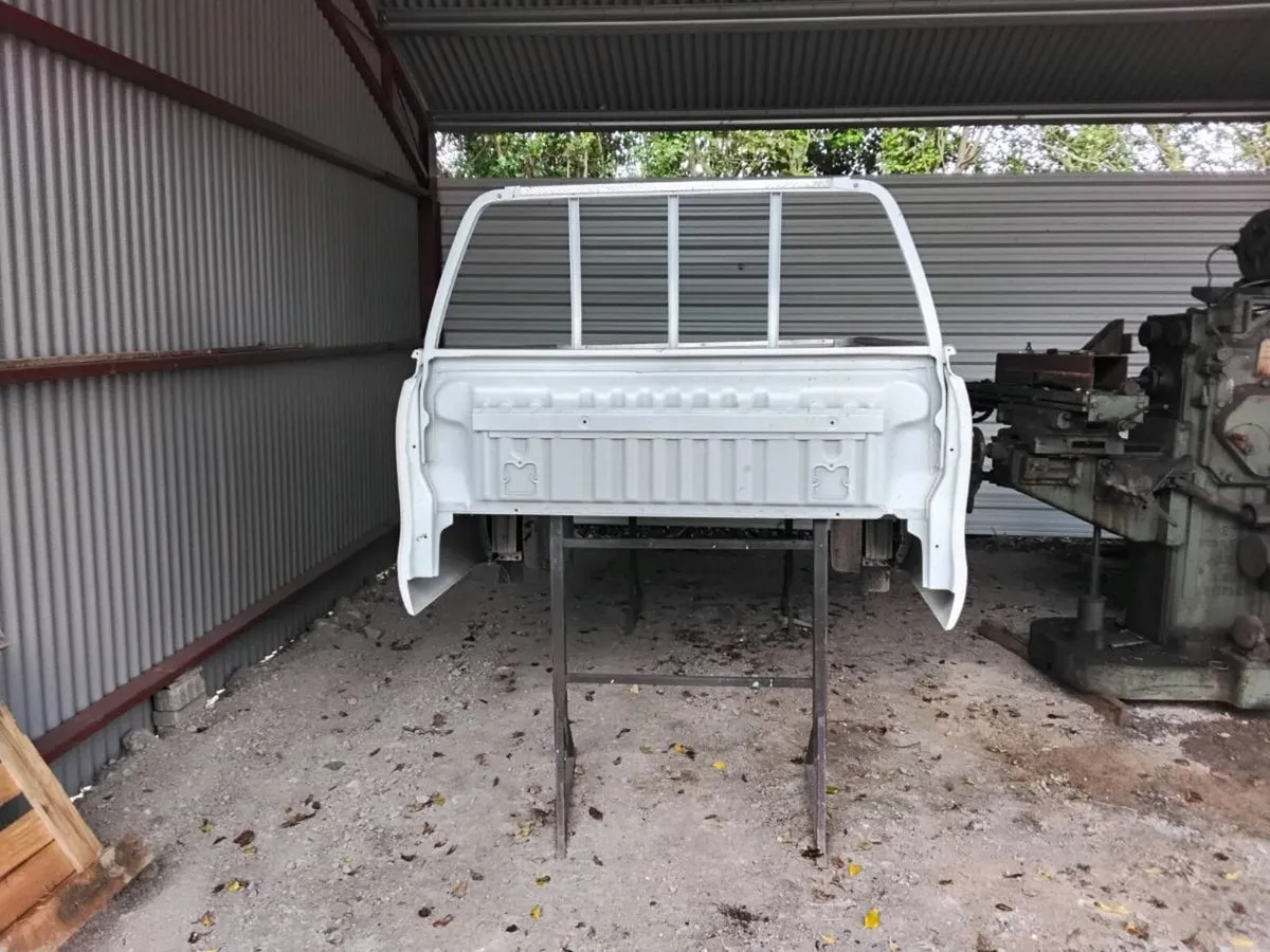 Toyota hilux single cab tub new with lights. - Image 3