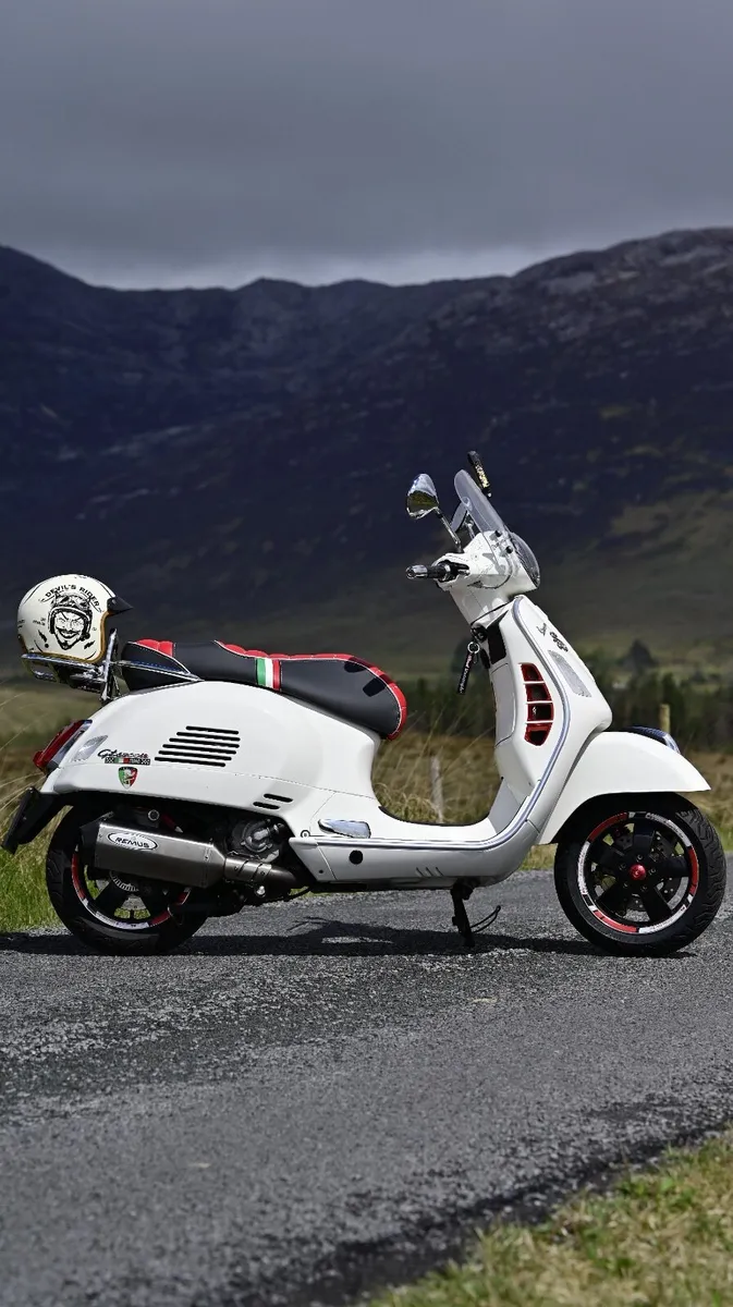 Piaggio Vespa GTS300 Super / stunning scooter - Image 1