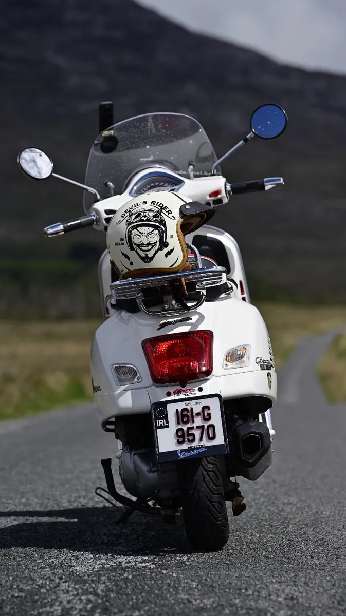 Piaggio Vespa GTS300 Super / stunning scooter - Image 4