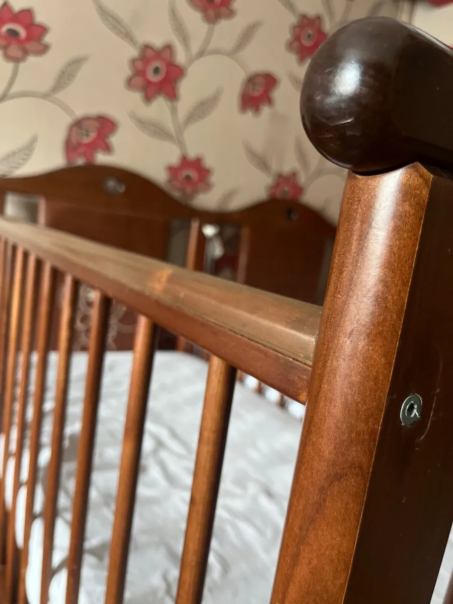 Wood baby Cot with rocking function and storage - Image 4