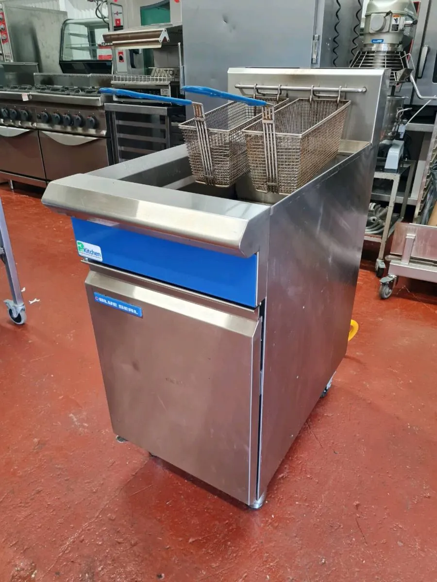 Blue Seal GT45 LPG Gas Fryer - 4 Burner - Image 2