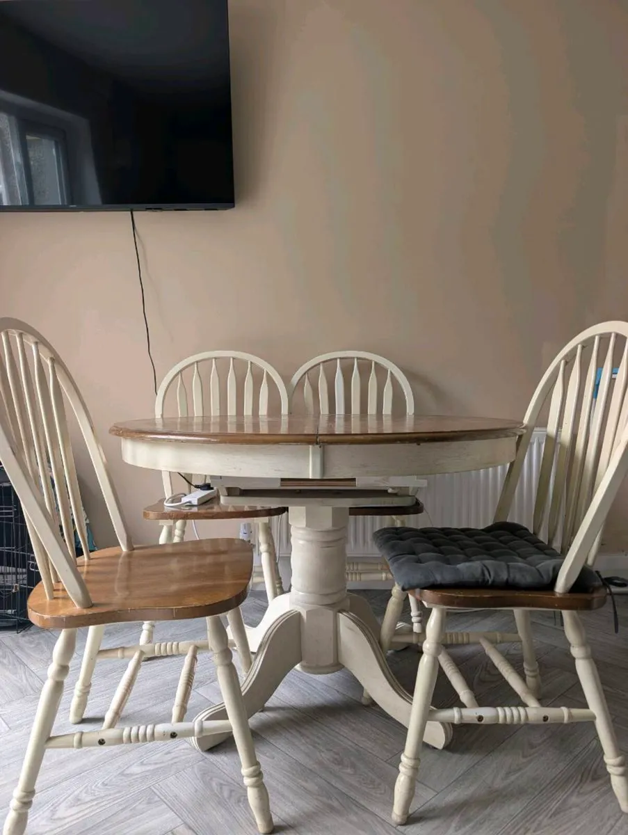 Table and chairs - Image 1