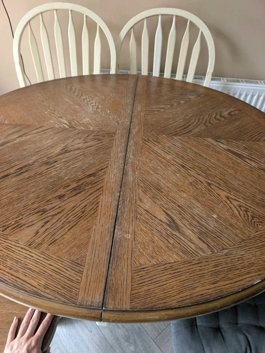 Table and chairs - Image 2