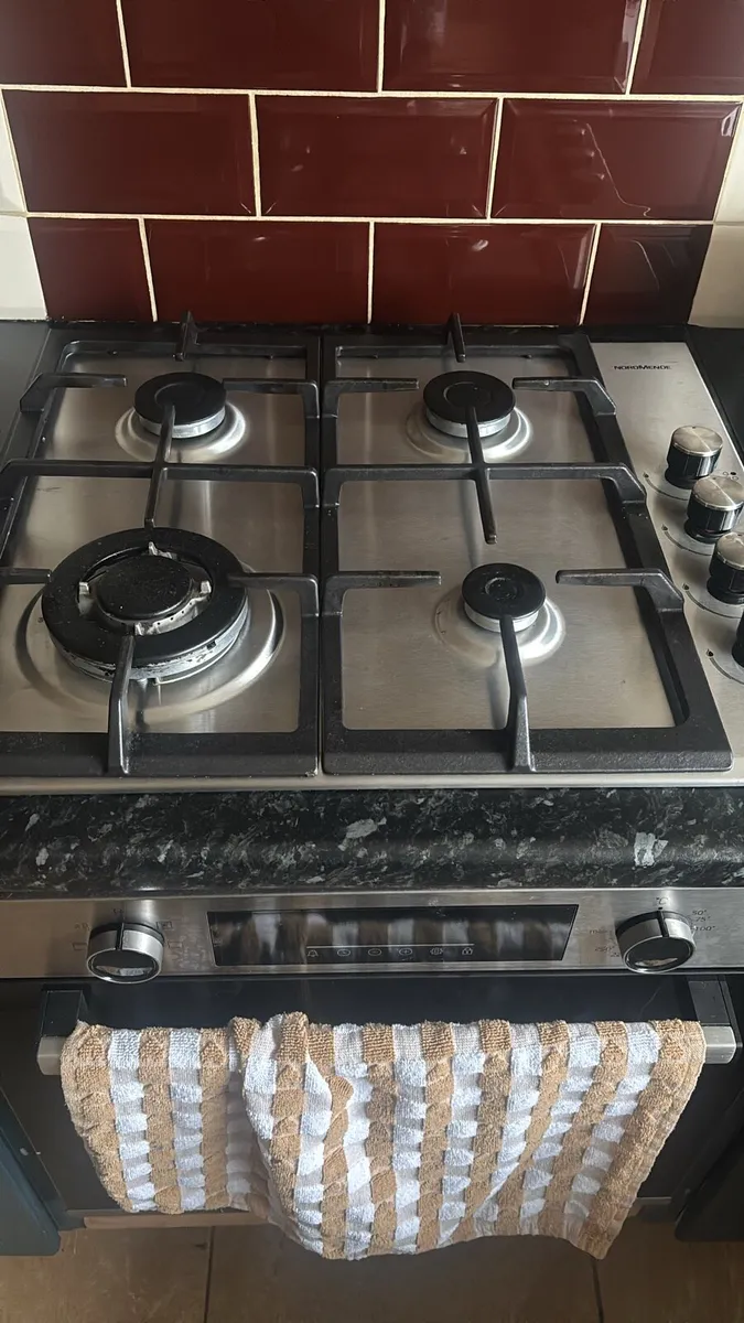 Hob and oven - Image 3