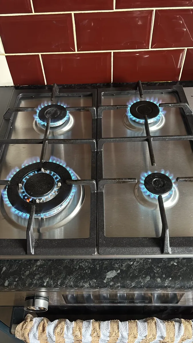 Hob and oven - Image 1