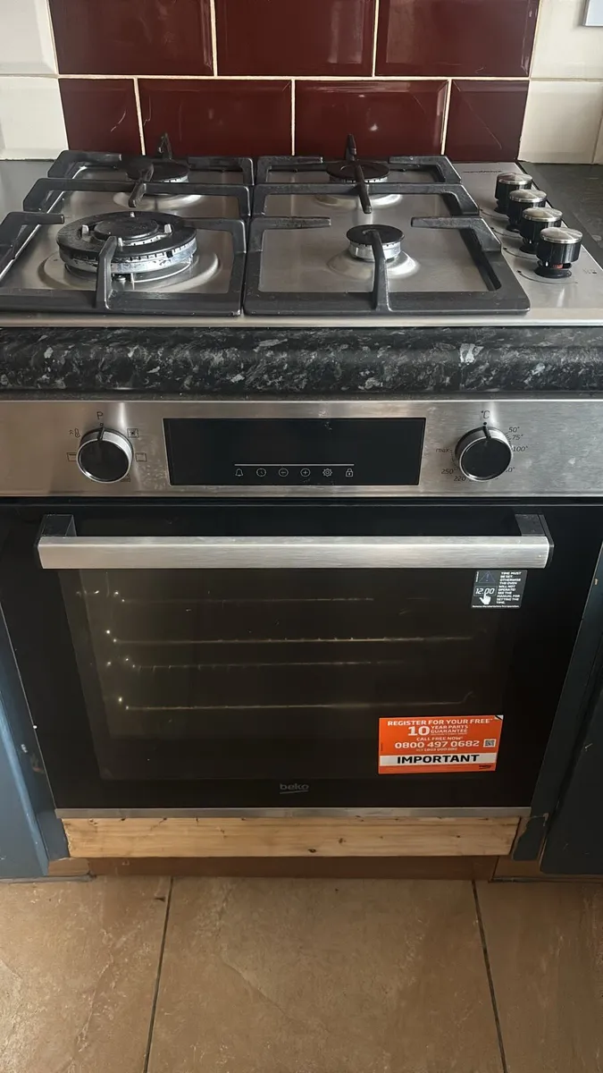 Hob and oven - Image 4