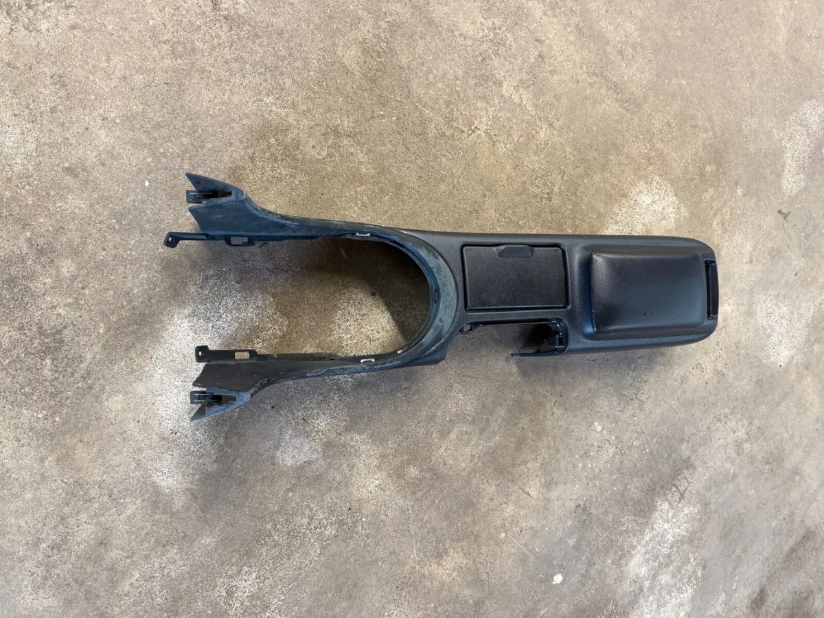 LEXUS IS200 CENTRE CONSOLE - Image 2