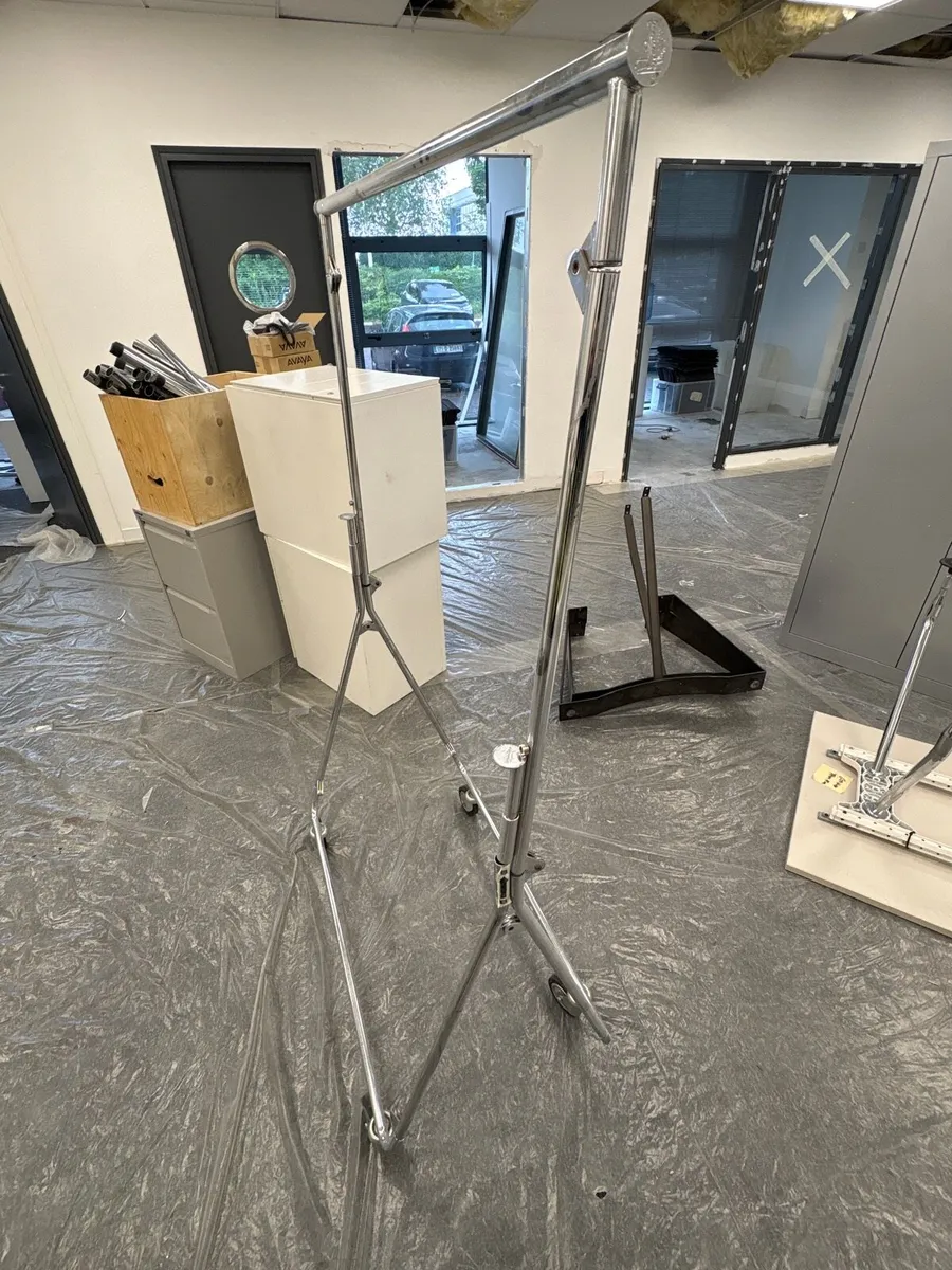 Foldable clothes rails - Image 1