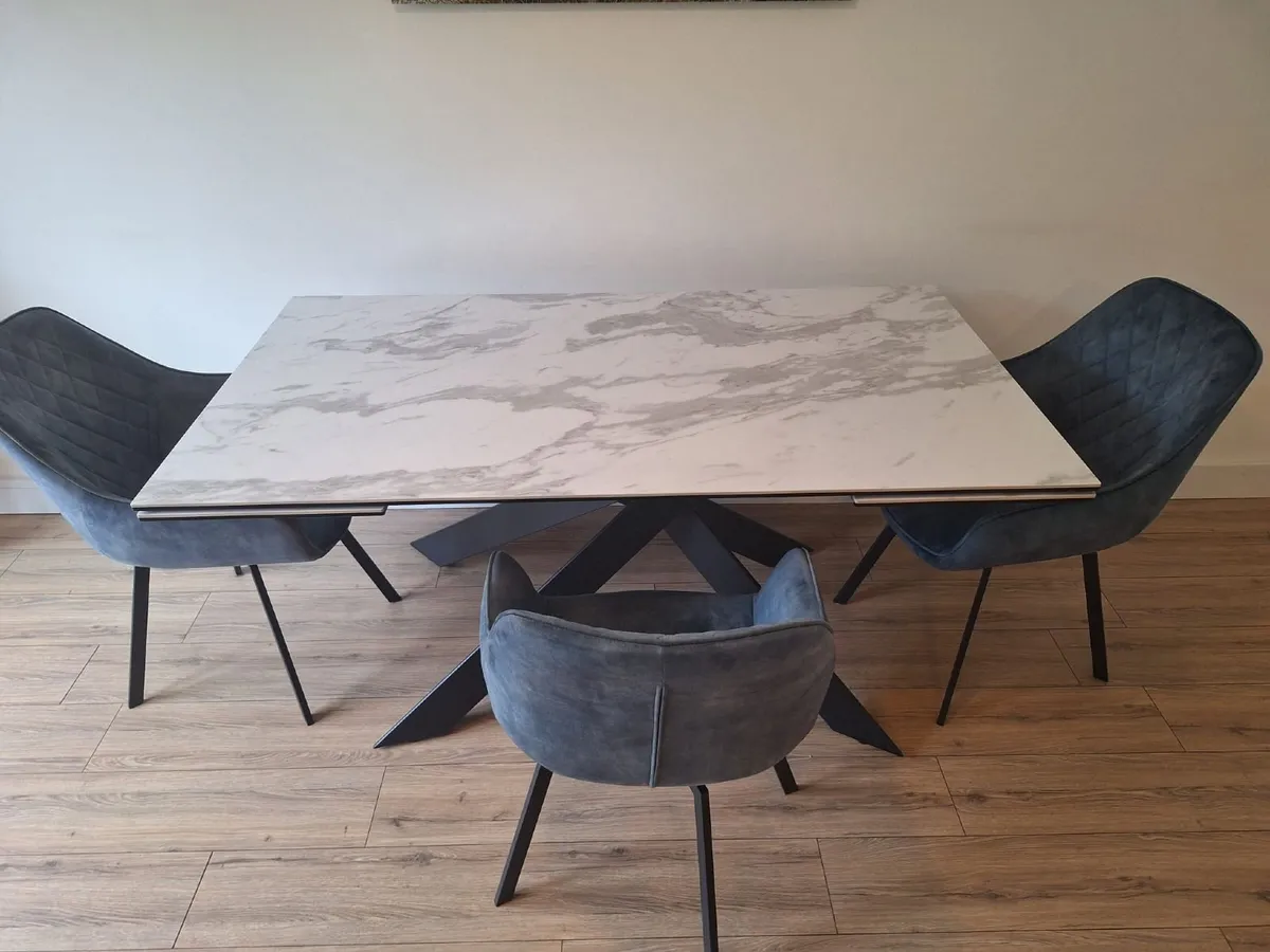 Table and chairs - Image 1