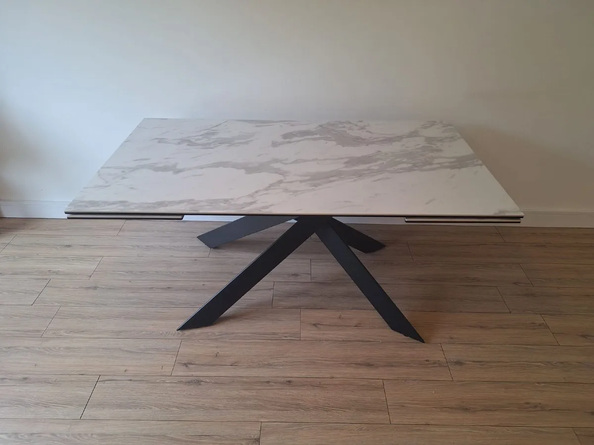 Table and chairs - Image 2