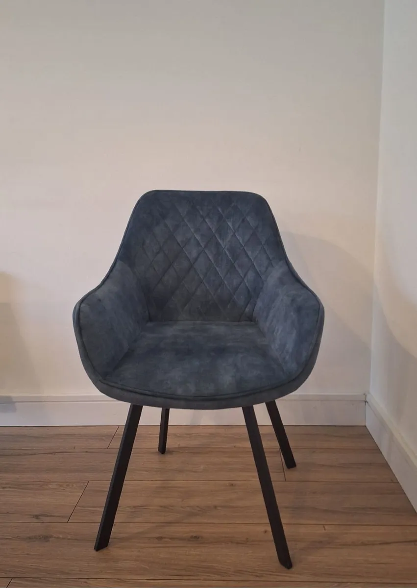 Table and chairs - Image 3