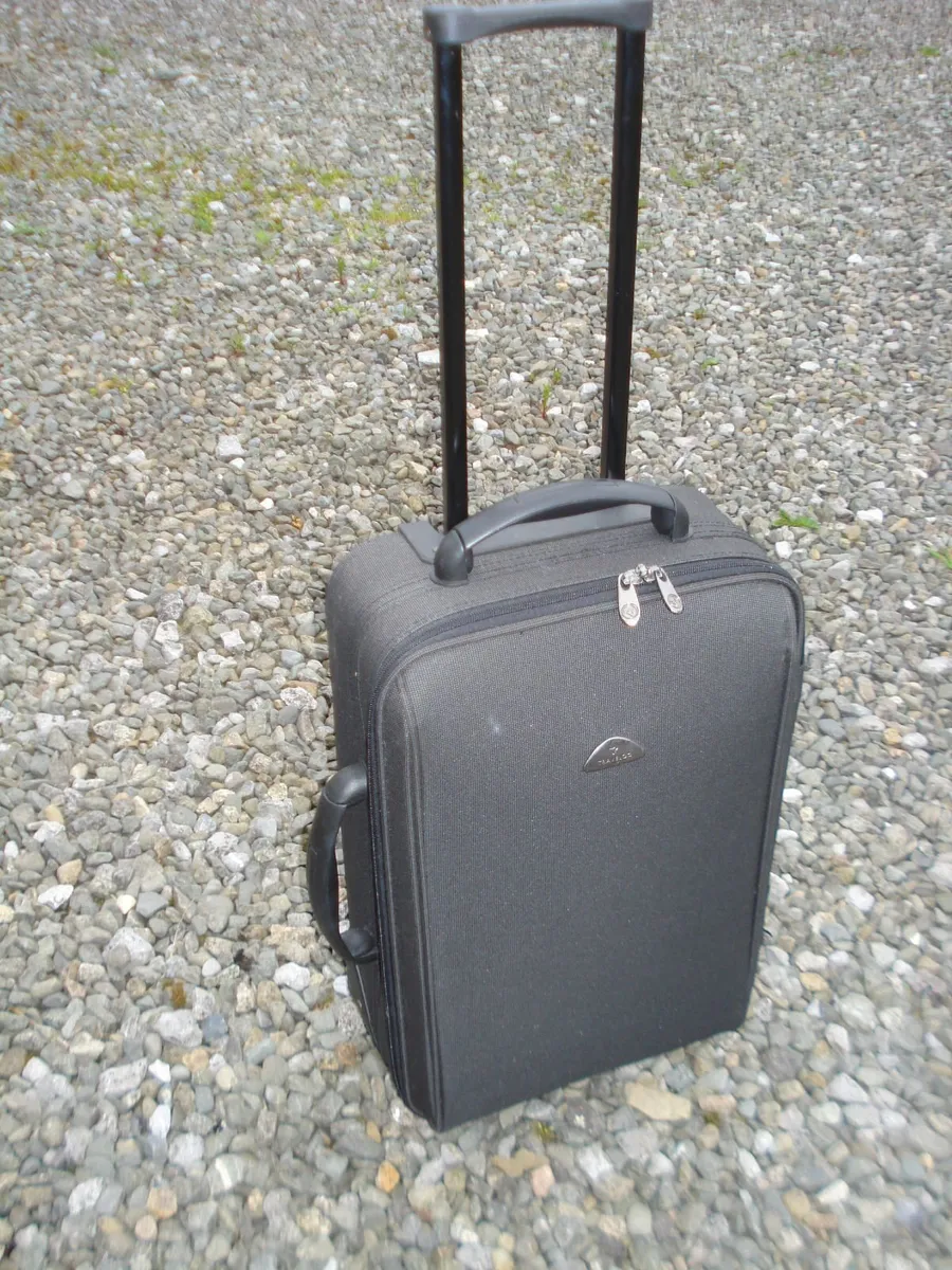 TRAVELOG USED CLEAN 2 WHEEL SUITCASE. - Image 1