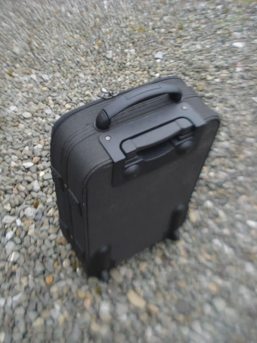 TRAVELOG USED CLEAN 2 WHEEL SUITCASE. - Image 3