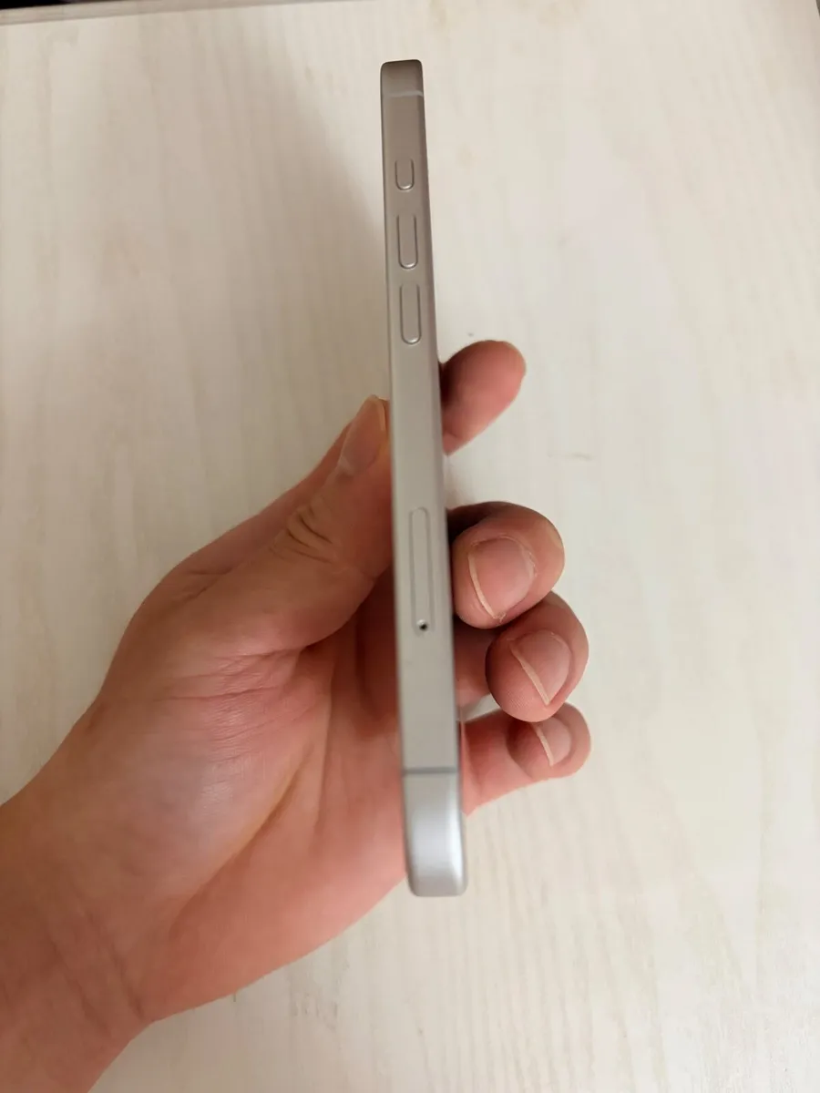 iPhone 17 256GB White Unlocked – 1 Month Old - Image 3