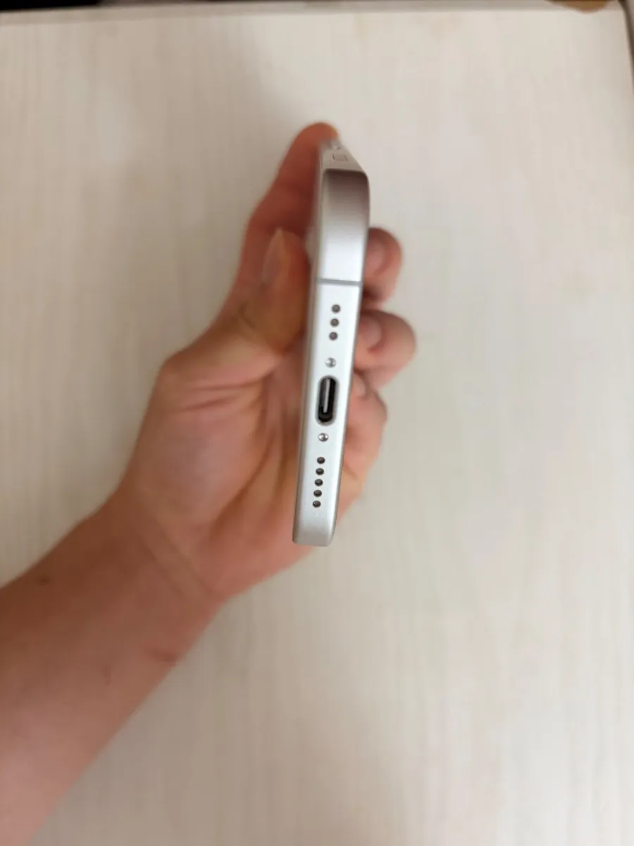 iPhone 17 256GB White Unlocked – 1 Month Old - Image 4
