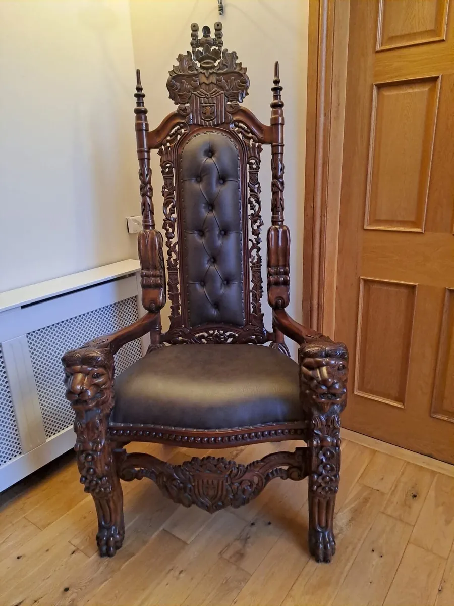 Solid mahogany Throne chair Italian renaissance - Image 1
