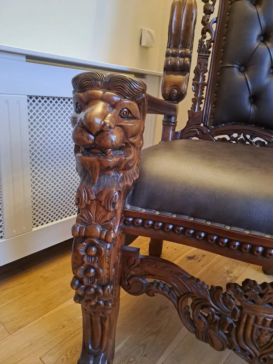 Solid mahogany Throne chair Italian renaissance - Image 3