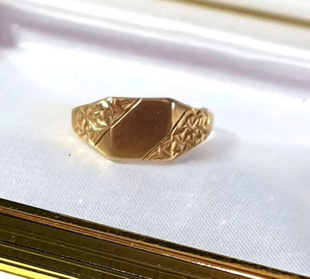 Vintage Gentlemans Signet Ring - Image 1