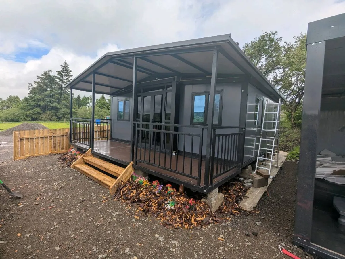 Expandable container house with roof - Image 1