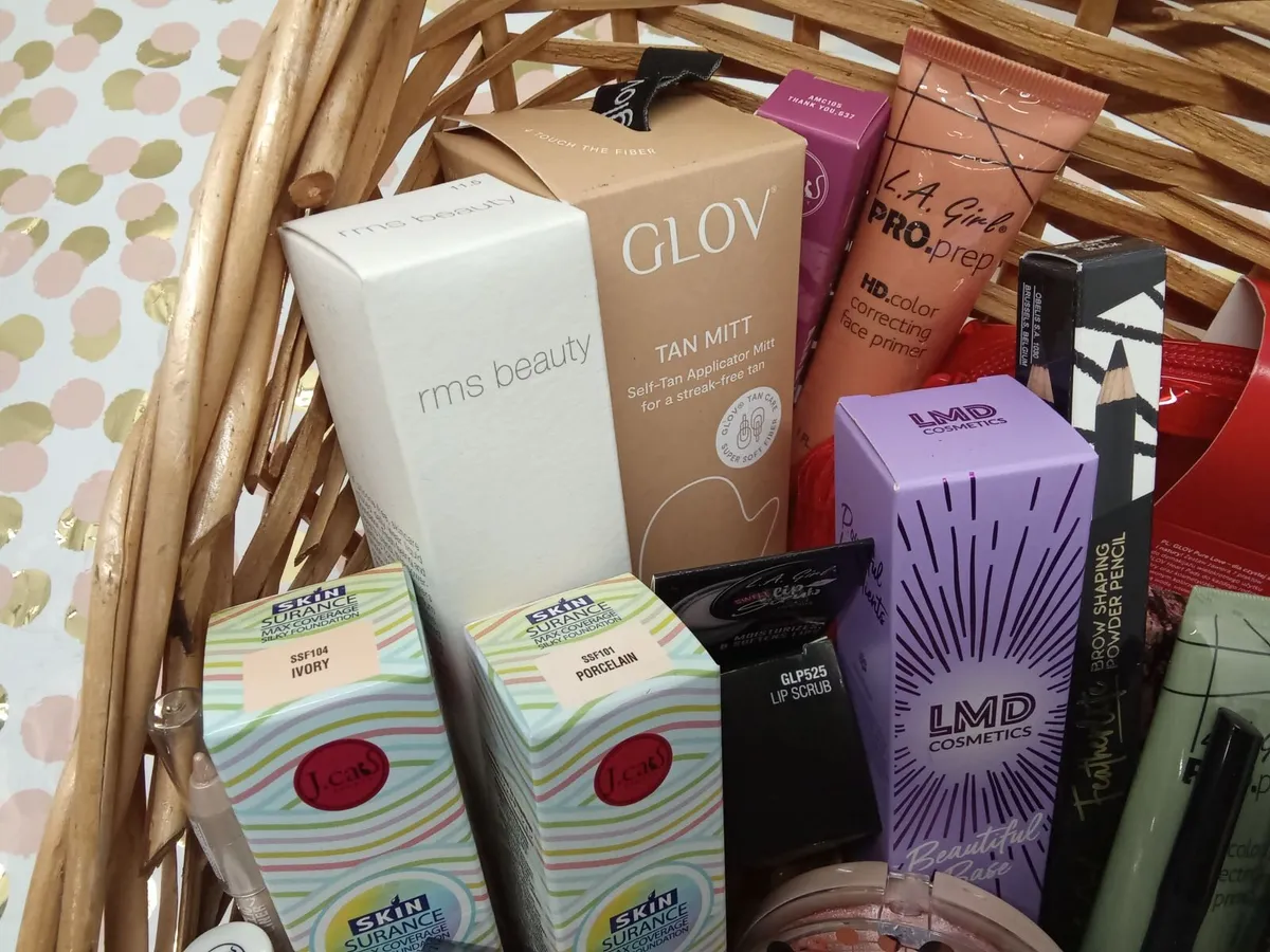 Online Cosmetics & Gloves Auction - Image 1
