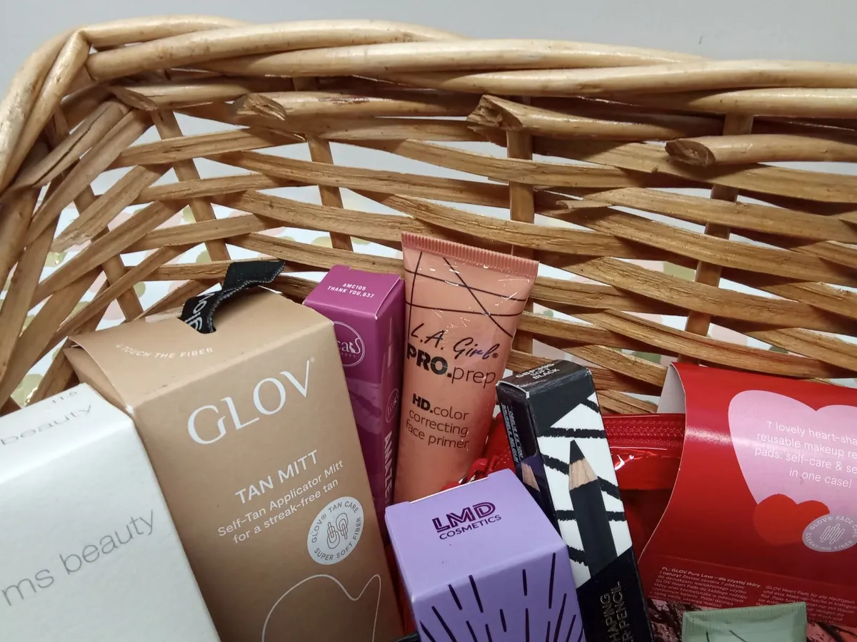 Online Cosmetics & Gloves Auction - Image 2
