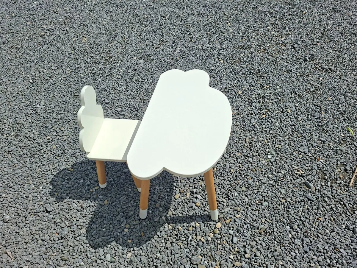 Childs table - Image 1