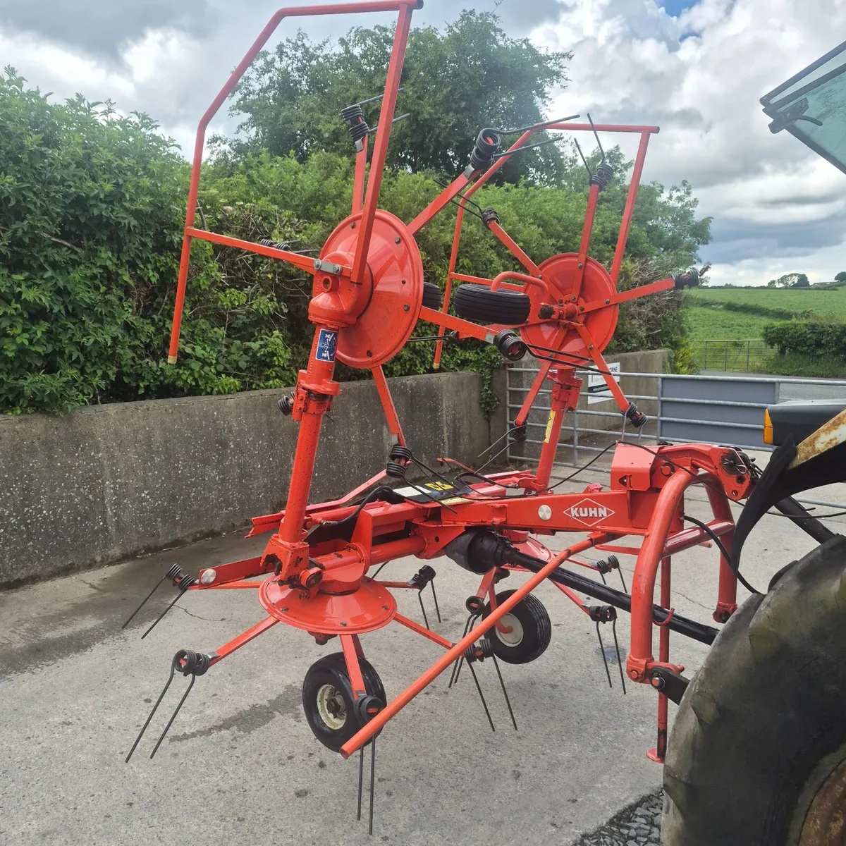 Kuhn GF502 Digidrive Tedder - Image 4