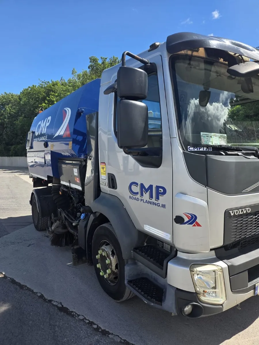 Road Sweeper- Volvo Johnston  2016 - Image 3