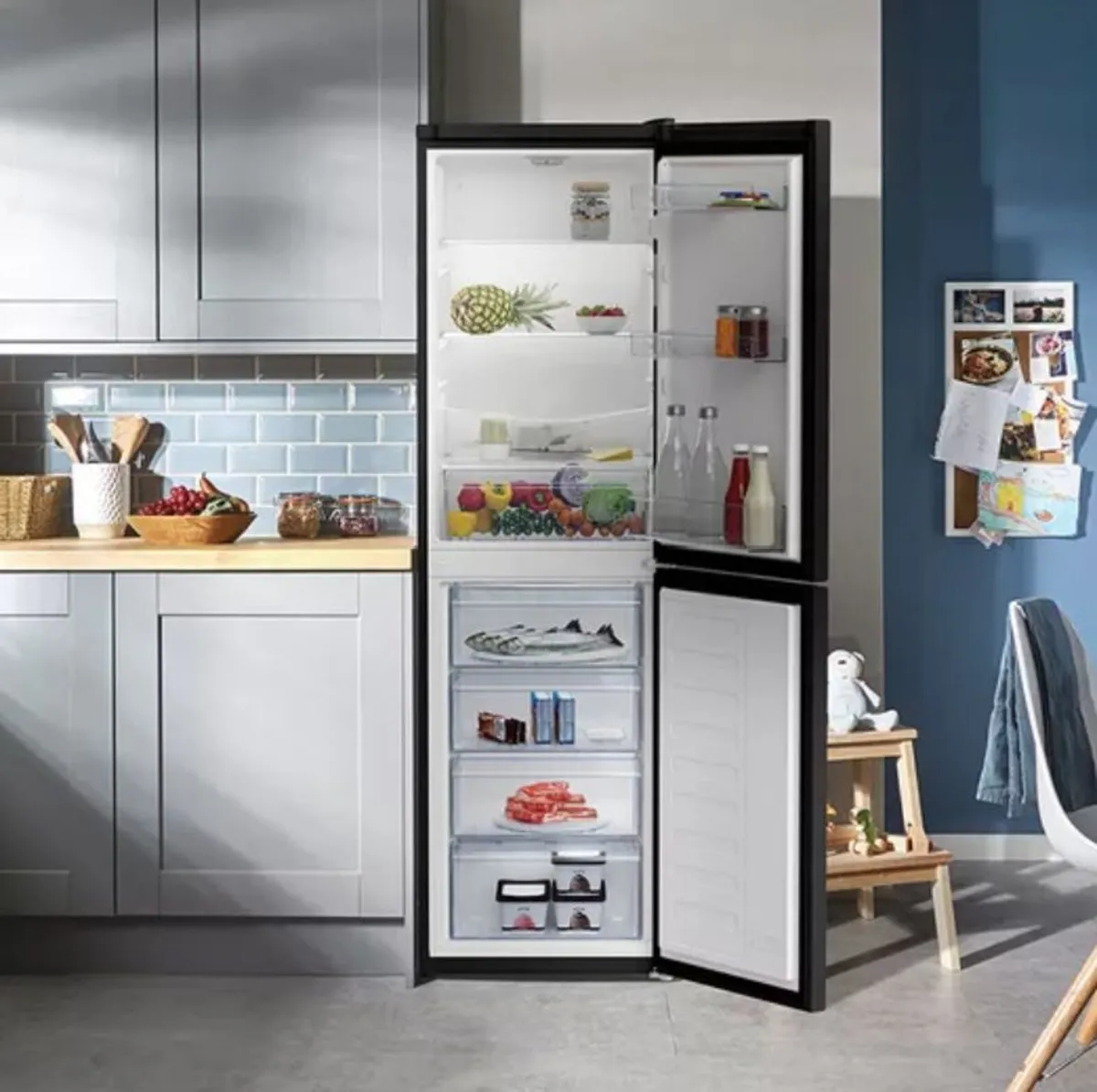 Beko 50/50 Fridge Freezer (270 liters) - Black - Image 4