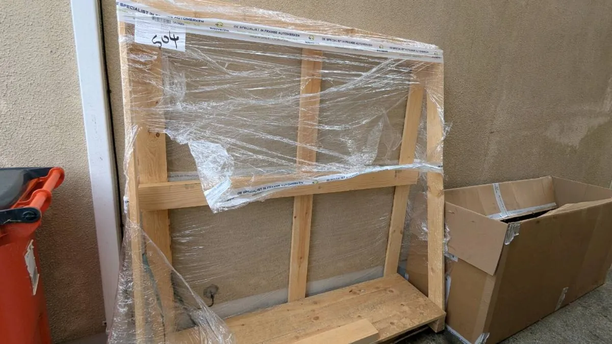 V. Large cardboard box and storage free - Image 1