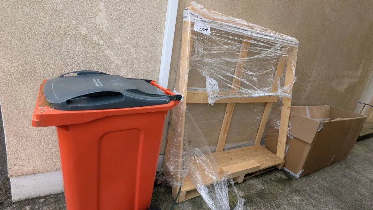 V. Large cardboard box and storage free - Image 3
