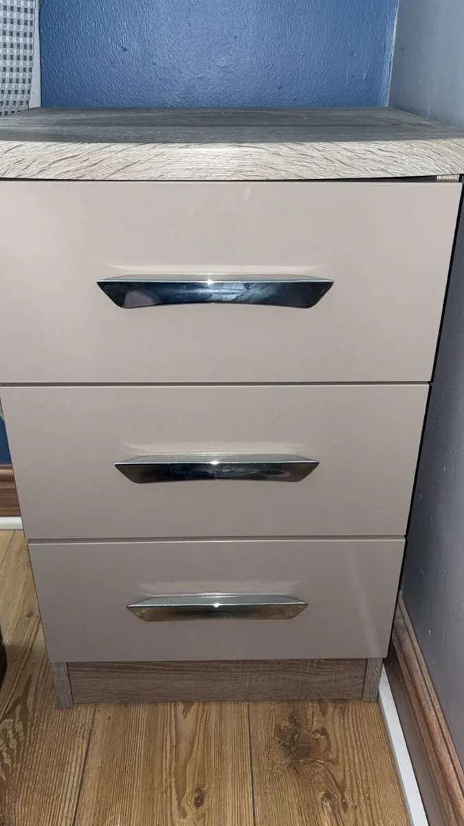 Wardrope & 2 bedside lockers. - Image 4
