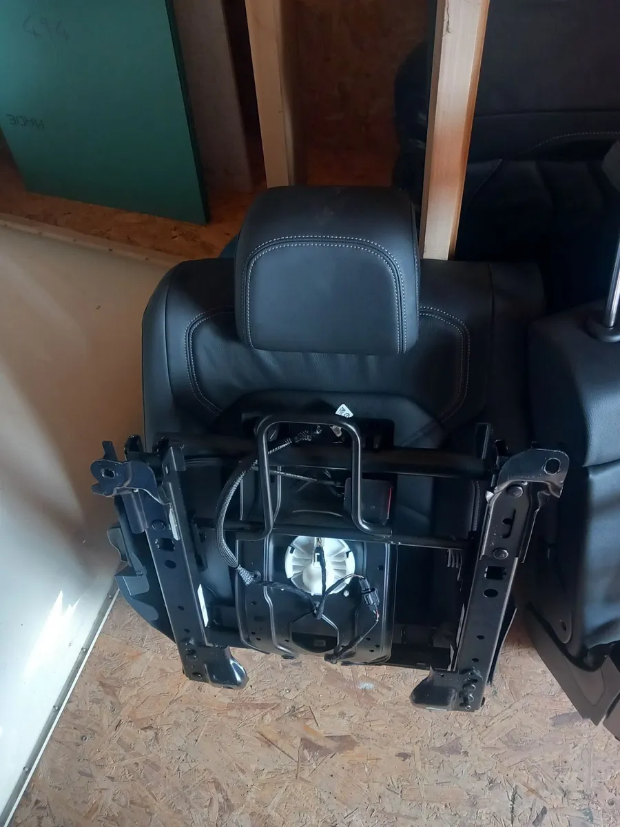 Car seats - Image 2