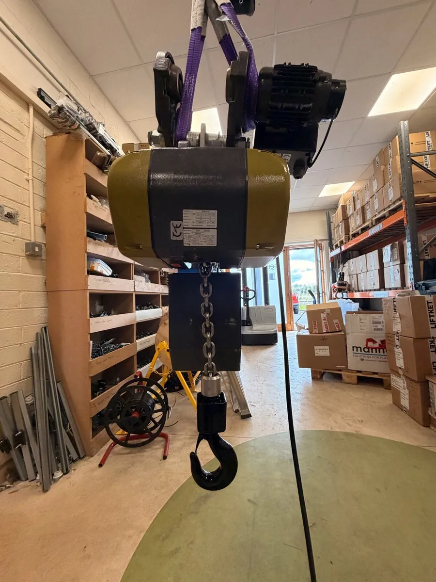 Hoist GIS EME300 c/w Power travel trolley - Image 1