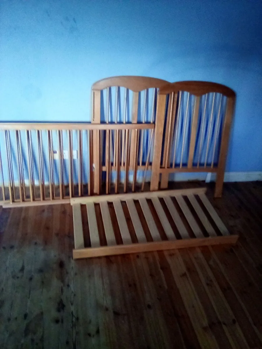 Childs cot - Image 1