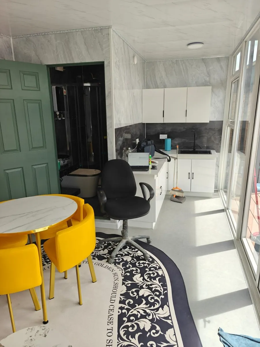 Modern One-Bedroom Luxury Cabin - Image 2