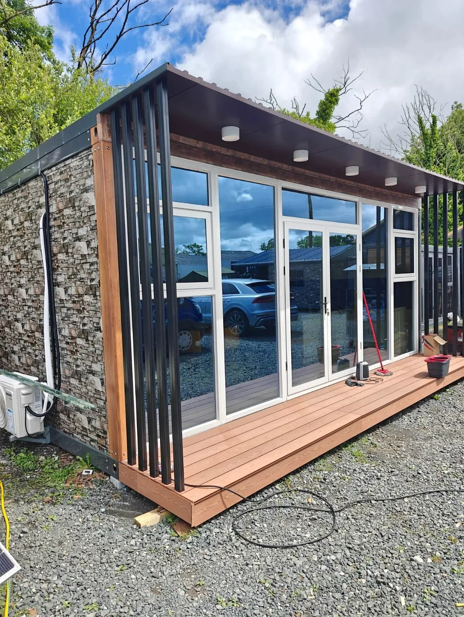 Modern One-Bedroom Luxury Cabin - Image 4