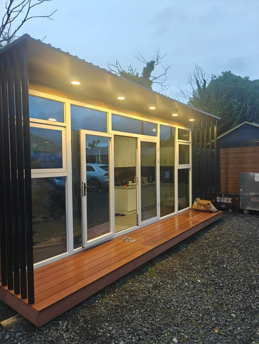 Modern One-Bedroom Luxury Cabin - Image 1