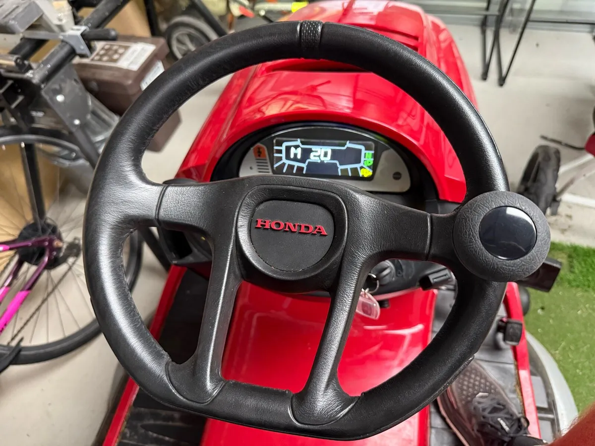 Honda HF2625 Tractor Lawnmower - Image 4