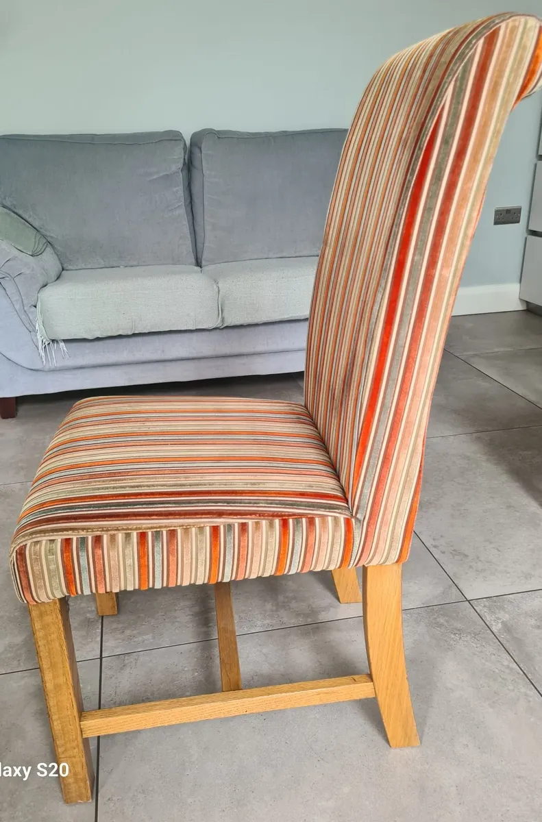Extendable table, and dining chairs - Image 3