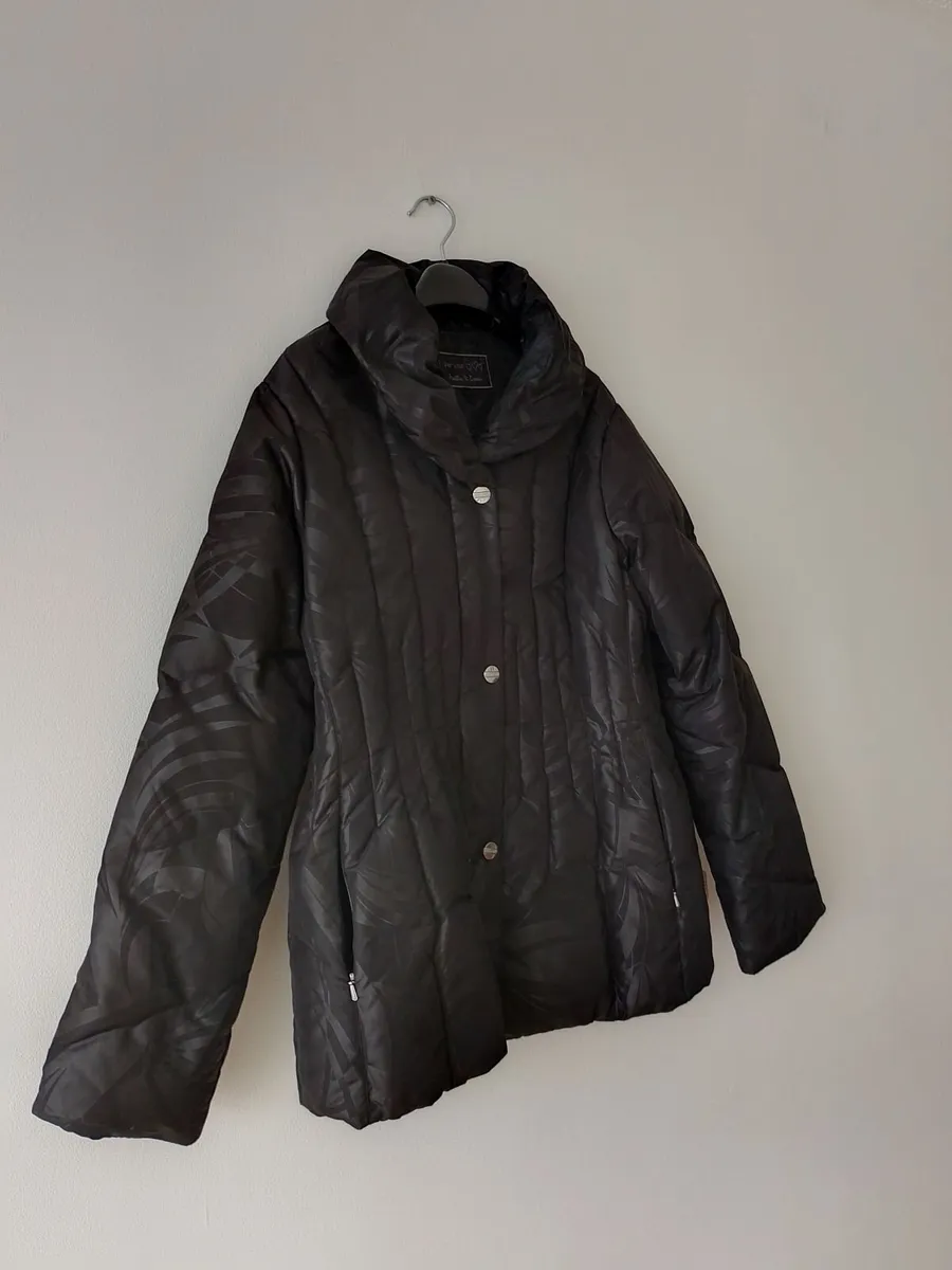 PER UNA WOMANS FEATHER & DOWN JACKET. SIZE16. - Image 3