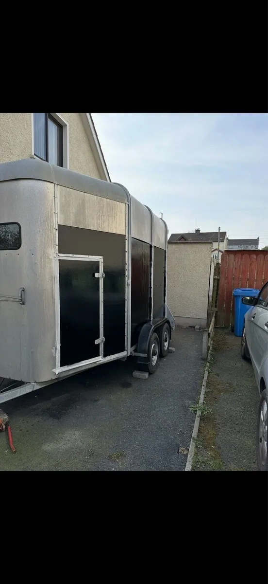 Horse trailer - Image 1