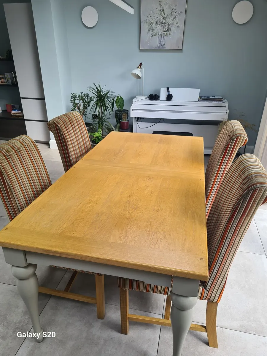 Extendable table, and dining chairs - Image 1