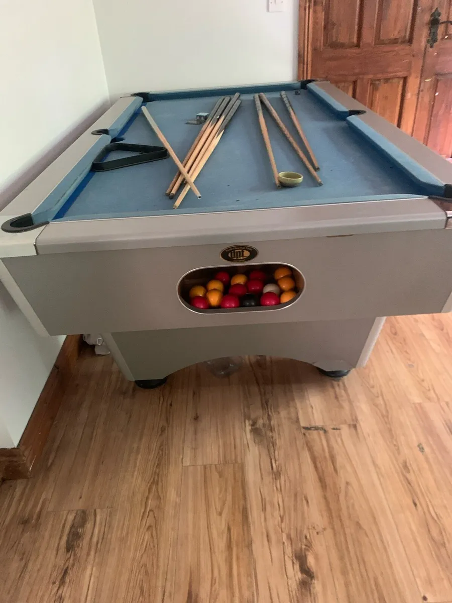 Pool table - Image 1