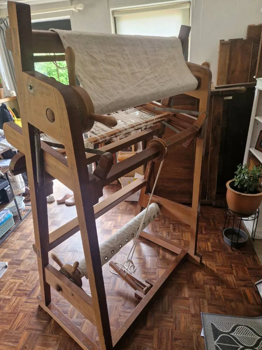 Upright floor loom - Image 2