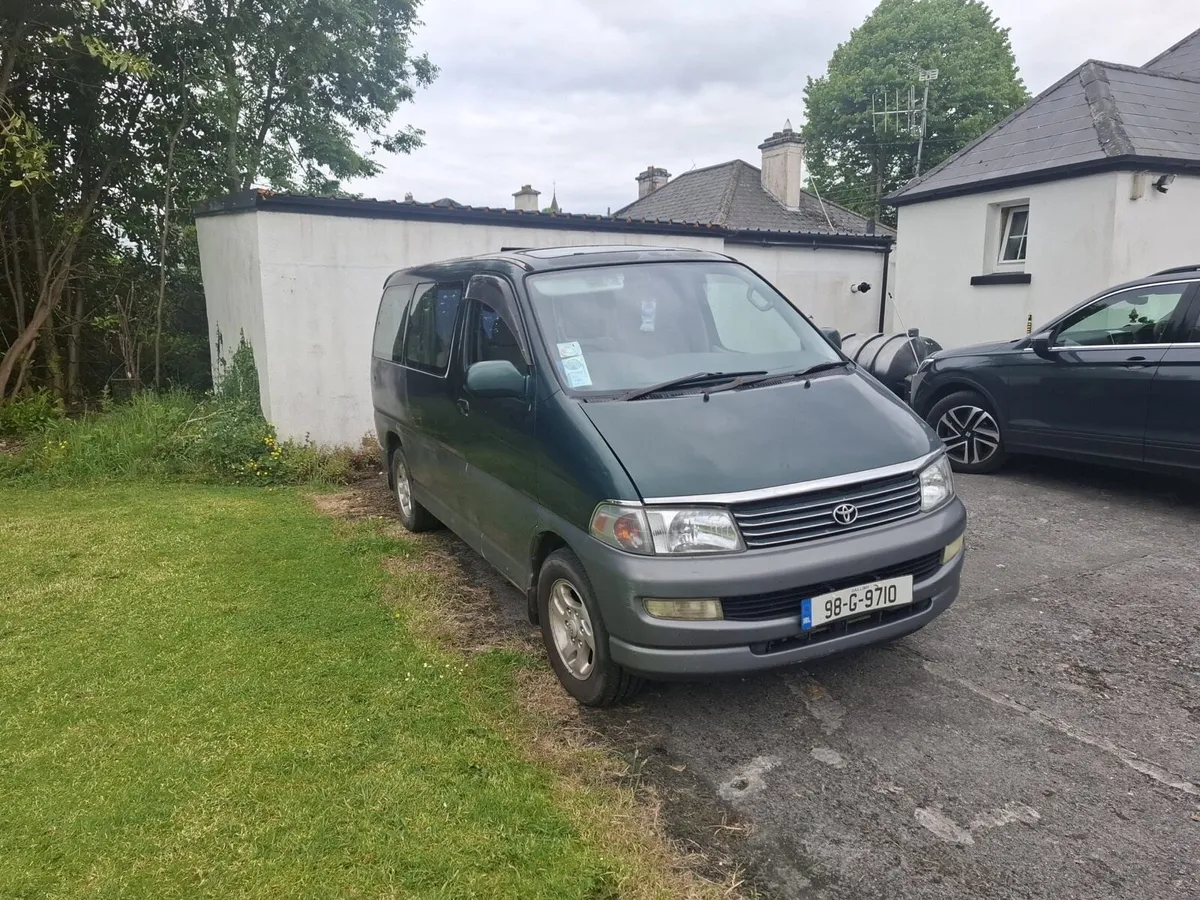 **Toyota Regius Camper** - Image 2